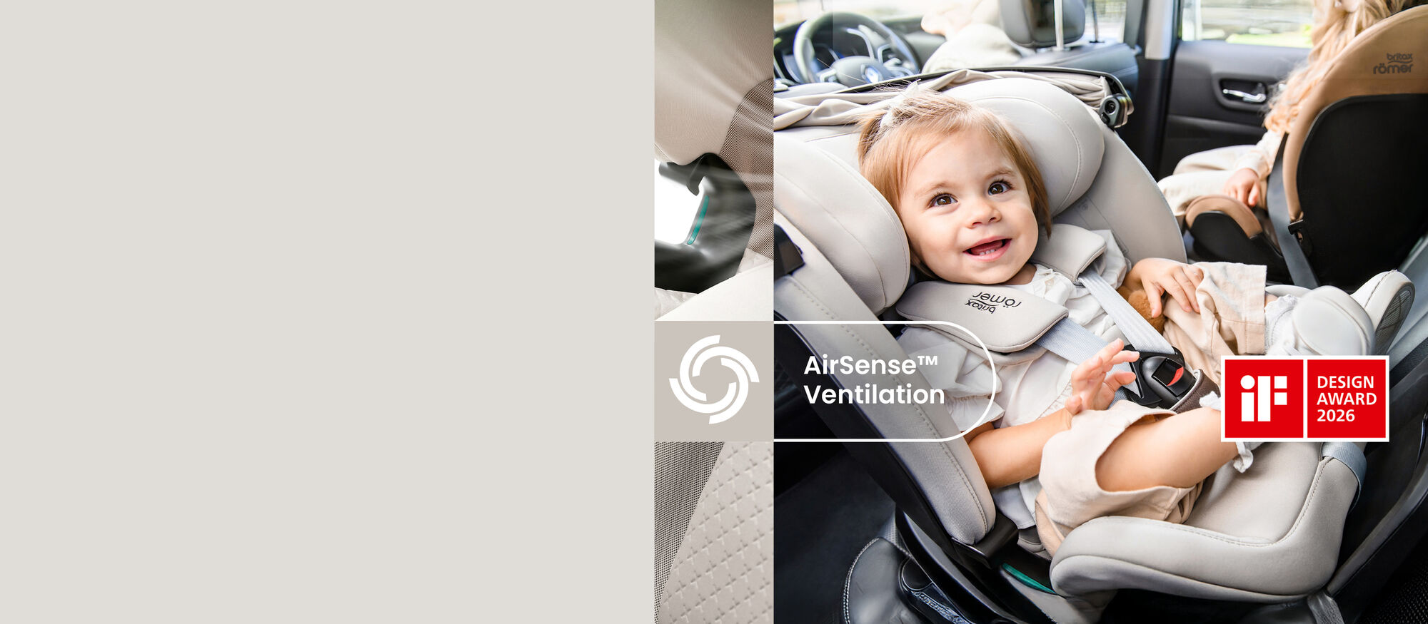 Sm&aring;barn fastsp&auml;nt i Britax R&ouml;mer SWIVEL-GROW MAX AIR bilbarnstol i ett fordon, med AirSense&trade;-ventilationsdetaljer och iF Design Award 2026-m&auml;rke.
